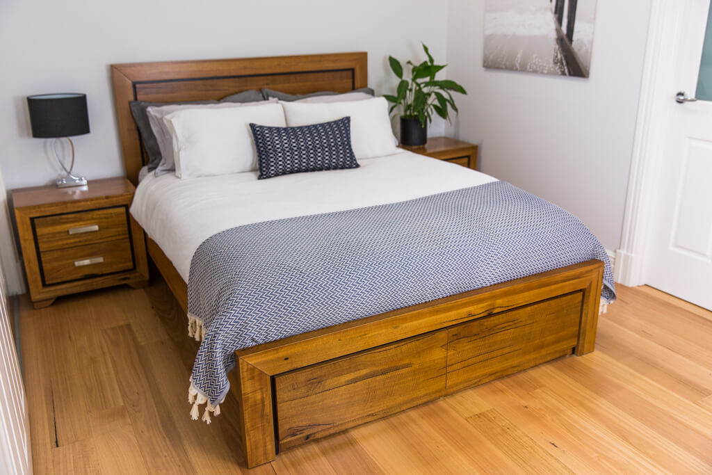 BARCELONA Throw: Navy/Natural