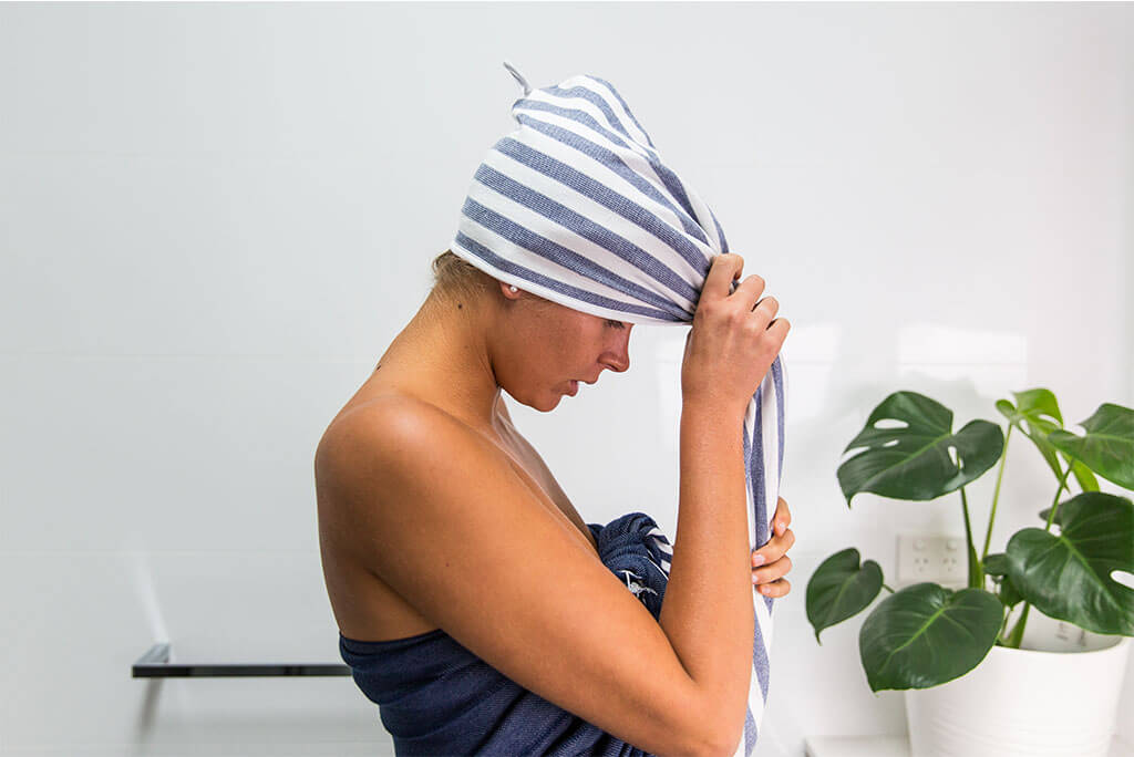 CARROS Terry Hair Towel: Navy/White